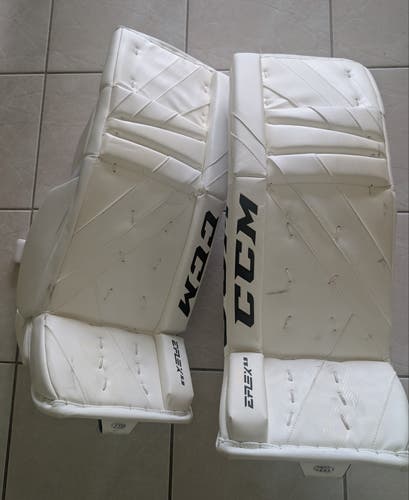 CCM Extreme Flex E5.9 Goalie Leg Pads - Intermediate