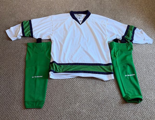 XL hockey practice jersey with socks