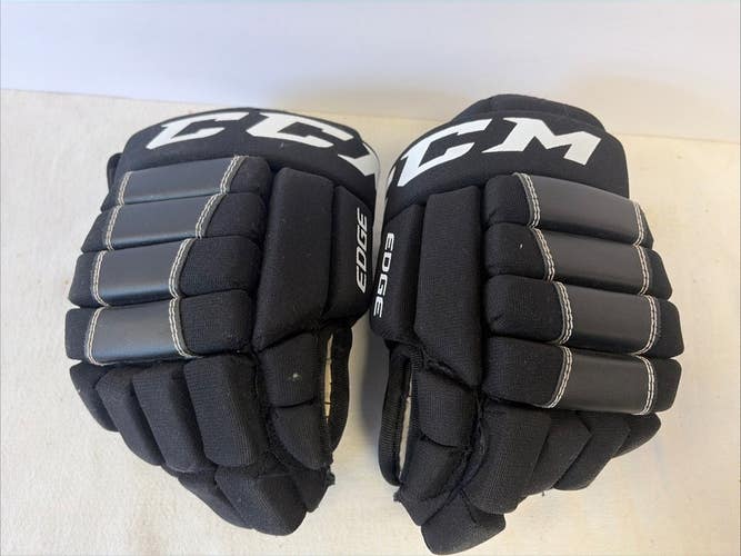 Junior Size 11 Inch CCM Edge Ice Hockey Player Gloves.
