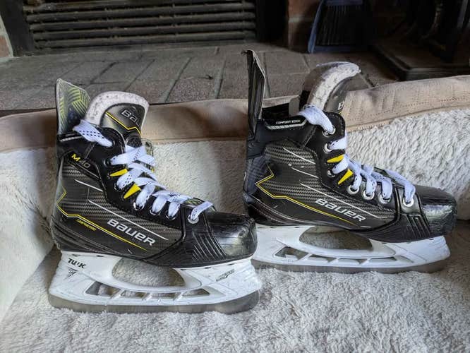 Black Bauer Supreme M40 Hockey Skates Extra Wide Width Size 3 (Used)