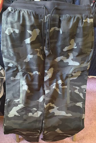 Large Men's Under Armour Pants (New)