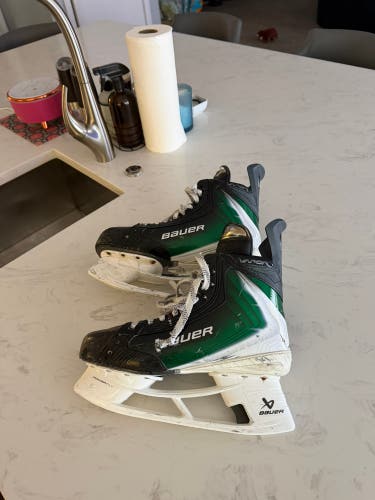 Green 2025 Bauer Vapor Flylite Hockey Skates Regular Width 8.5 (Used)