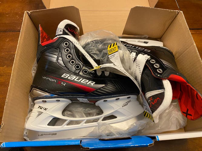 Black 2023 Bauer Vapor X4 Hockey Skates Regular Width Size 4 (New)