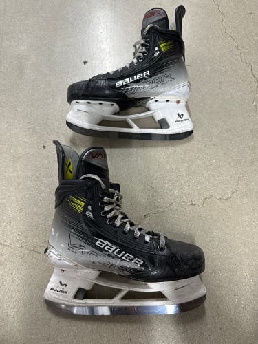 2023 Bauer Vapor Hyperlite 2 Hockey Skates 7 (Used)