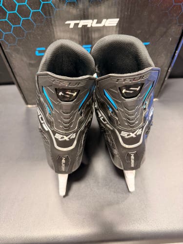 2024 True Catalyst 5x4 Hockey Skates Regular Width Size 6.5 (Used)