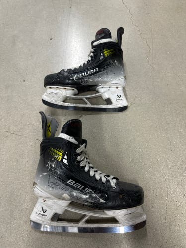 2023 Bauer Vapor Hyperlite 2 Hockey Skates 9 (Used)