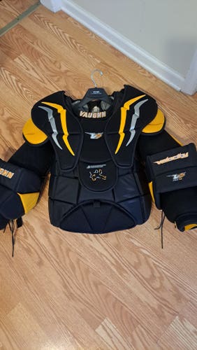 Large/Extra Large Vaughn Velocity V7 XF Pro Goalie Chest Protector (Used)
