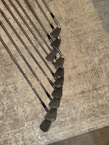 Cobra Right Handed Iron Set Stiff Flex 10 Pieces (Used)