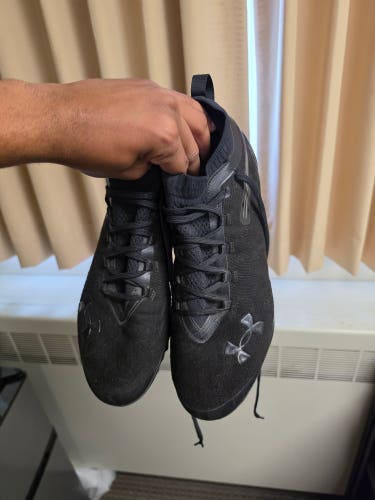 Unisex Size M 12.5 (W 13.5) Under Armour Low Top Turf Cleats (Used)