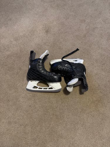 Black 2015 Bauer Nexus 5000 Hockey Skates Wide Width Size 2.5 (Used)