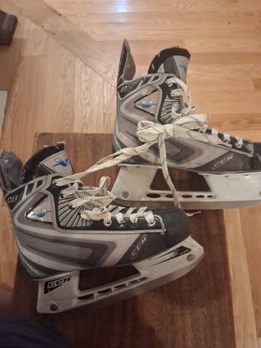 CCM Vector V08 Hockey Skates Regular Width 5.5 (Used)