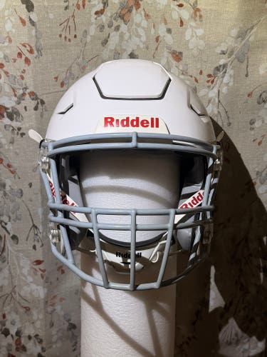 White Youth Extra Large Riddell SpeedFlex Helmet (Used)