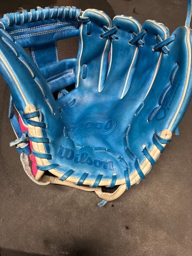 2025 Wilson A2000 DP15 RH Infield Baseball Glove 11.5" (lightly used) slightly broken in.