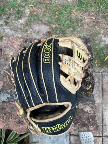 2022 Wilson A2000 RH Infield Baseball Glove 11.5" (Used)