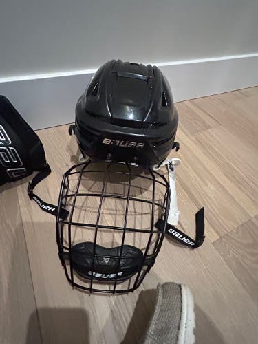 Large Bauer RE-AKT 3D Helmet (Used)