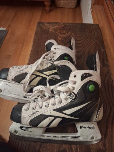 2010 Size 9 Reebok 7K Pump Hockey Skates Regular Width 9 (Used)