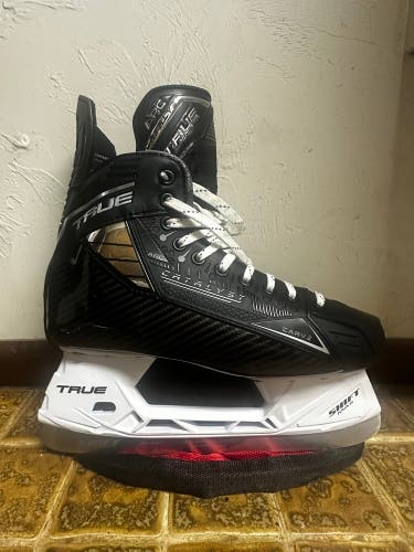 Black 2024 True Catalyst Arc Hockey Skates Wide Width 8 (Used)