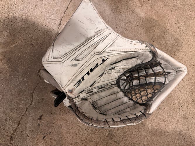 True L12.2 Senior Goalie Globe Regular (Used) White