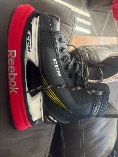 CCM 1052 Hockey Skates Regular Width 6 (Used)