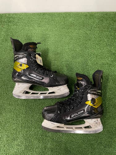 Intermediate Bauer Ignite Pro+ Hockey Skates Size 5 (Used)