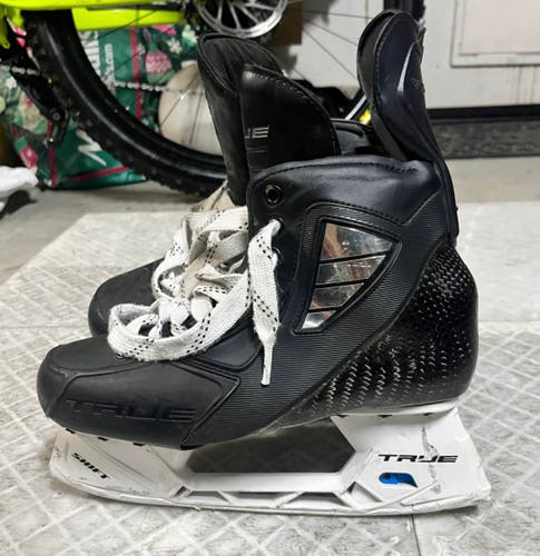 True Custom Hockey Skates Regular Width 7.5 (Used)
