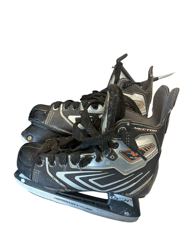 Used CCM VECTOR 6.0 Junior Hockey Skate Junior 04 11682-S000140871