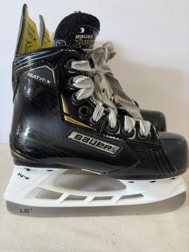 Black Bauer Supreme Matrix Hockey Skates Regular Width 12 (Used)