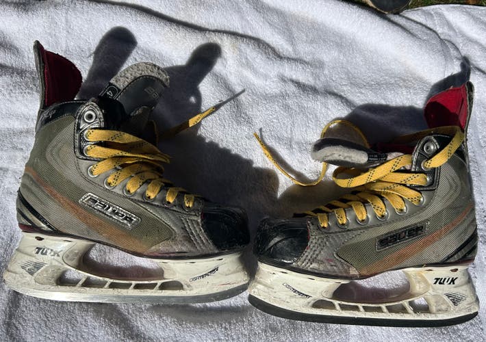 Black/Gray Bauer Hockey Skates Regular Width Size 4 (Used)