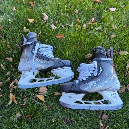 Custom Bauer Vapor Hyperlite Hockey Skates size 9.5 Fit 2 (Used)