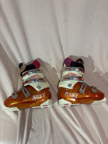 Mondo 24 & 24.5 Women's Roxy Ski Boots (Used)