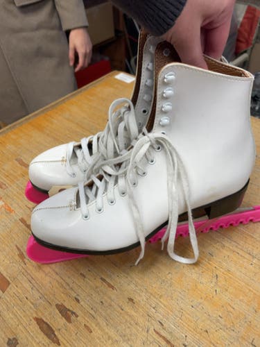 CCM Size 9 Figure Skates White
