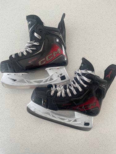 2025 CCM JetSpeed FT890 Hockey Skates Regular Width Size 2.5 (Used)