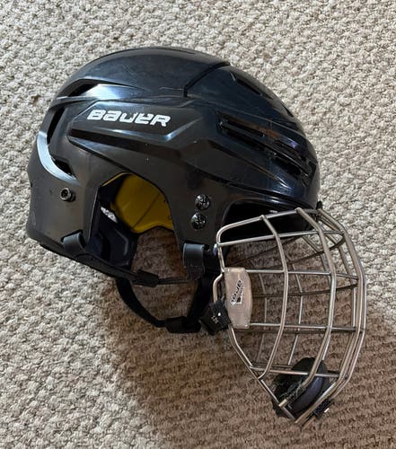Large Bauer Re-Akt 85 Helmet with Re-Akt cage