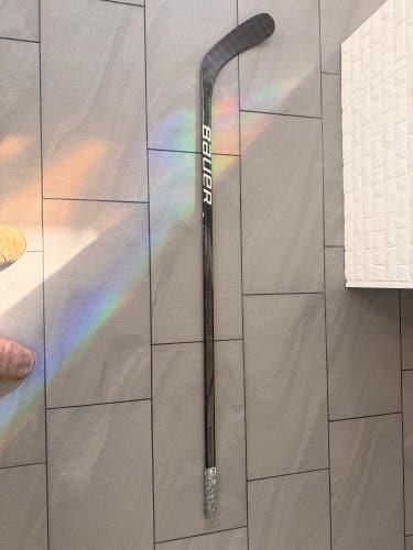 Intermediate Bauer Vapor Hyperlite Right Handed Hockey Stick P92 65 Flex (Used)