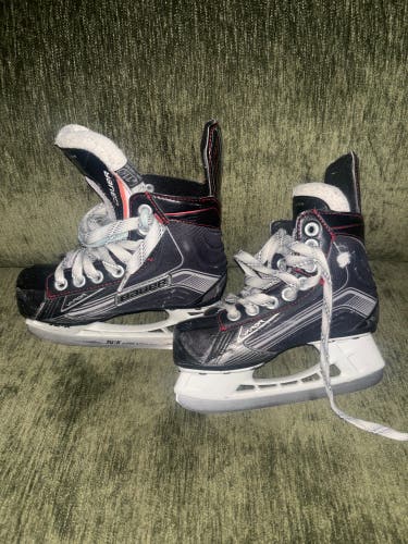 2017 Bauer Vapor X500 Hockey Skates Regular Width 11 (Used)
