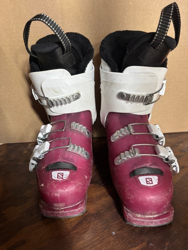 Mondo 22 & 22.5 Kid's Salomon T3 Ski Boots Medium Flex (Used)