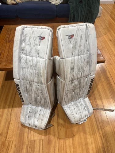 33" Vaughn Velocity V7 Goalie Leg Pads (Used)