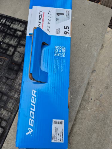Black/White Bauer Vapor Flylite Hockey Skates 9.5 (Used)