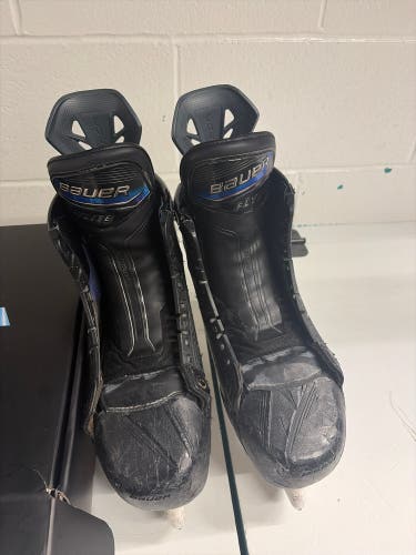 2025 Bauer Vapor Flylite Hockey Skates Regular Width 8 (Used)