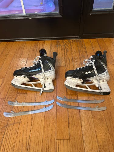 2025 Bauer Vapor Flylite Hockey Skates Size 3.5 (Used)