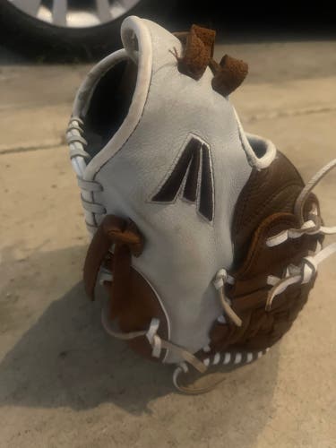 2021 Easton Natural elite RH Softball Glove 12.5" (Used)