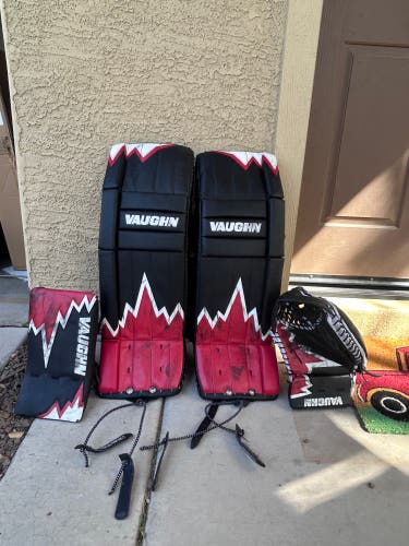 28" Vaughn Velocity Iceberg Regular Goalie Full Set (Used)