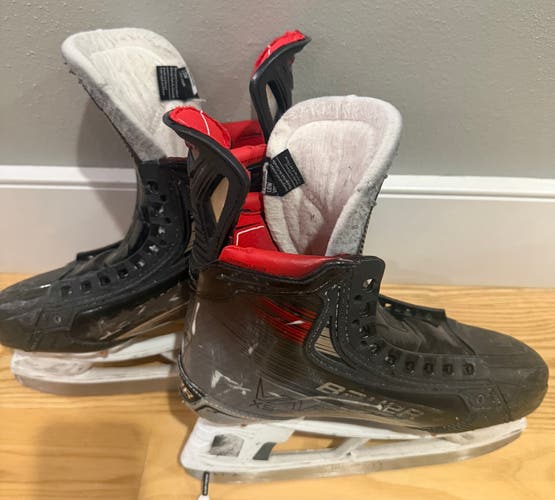 2023 Bauer Vapor X5 Pro Hockey Skates Size 4.5 (Used)