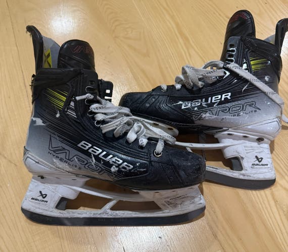 2023 Bauer Vapor Hyperlite 2 Hockey Skates Size 5 (Used)