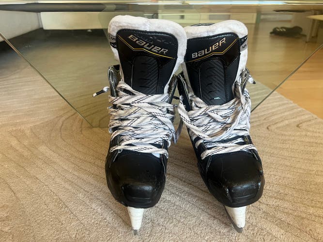 Black Bauer Supreme M40 Hockey Skates Regular Width 5 (Used)
