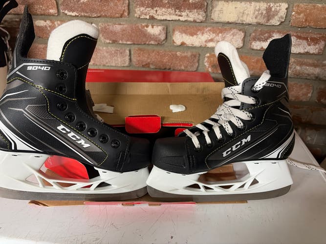 Black CCM 9040 Hockey Skates Regular Width Size 1 (New)