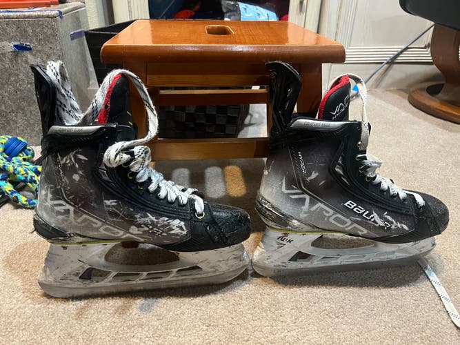 Bauer Vapor Hyperlite Hockey Skates Size 5 (Used)