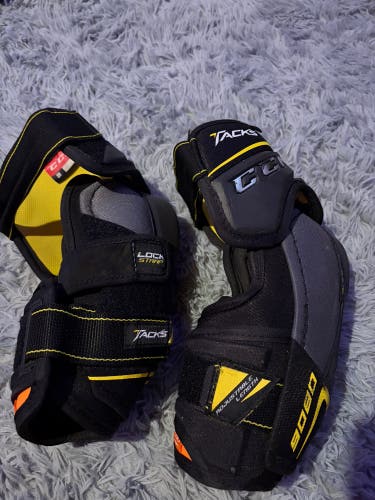 Senior Medium CCM Tacks 9080 Elbow Pads (Used)