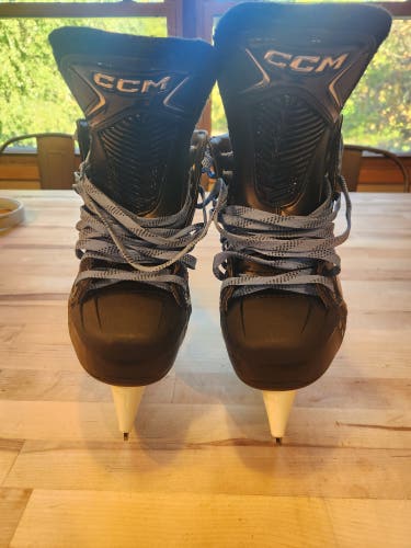 Black CCM JetSpeed Hockey Skates Regular Width 7 (Used)