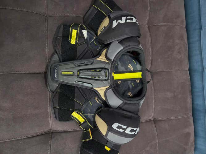 Men's Medium Junior CCM AS580 Shoulder Pads (Used)